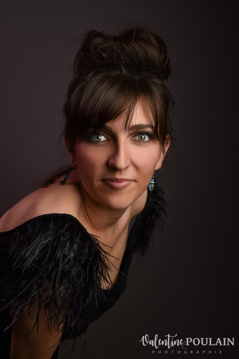 Shooting portrait studio Anais pose - Valentine Poulain