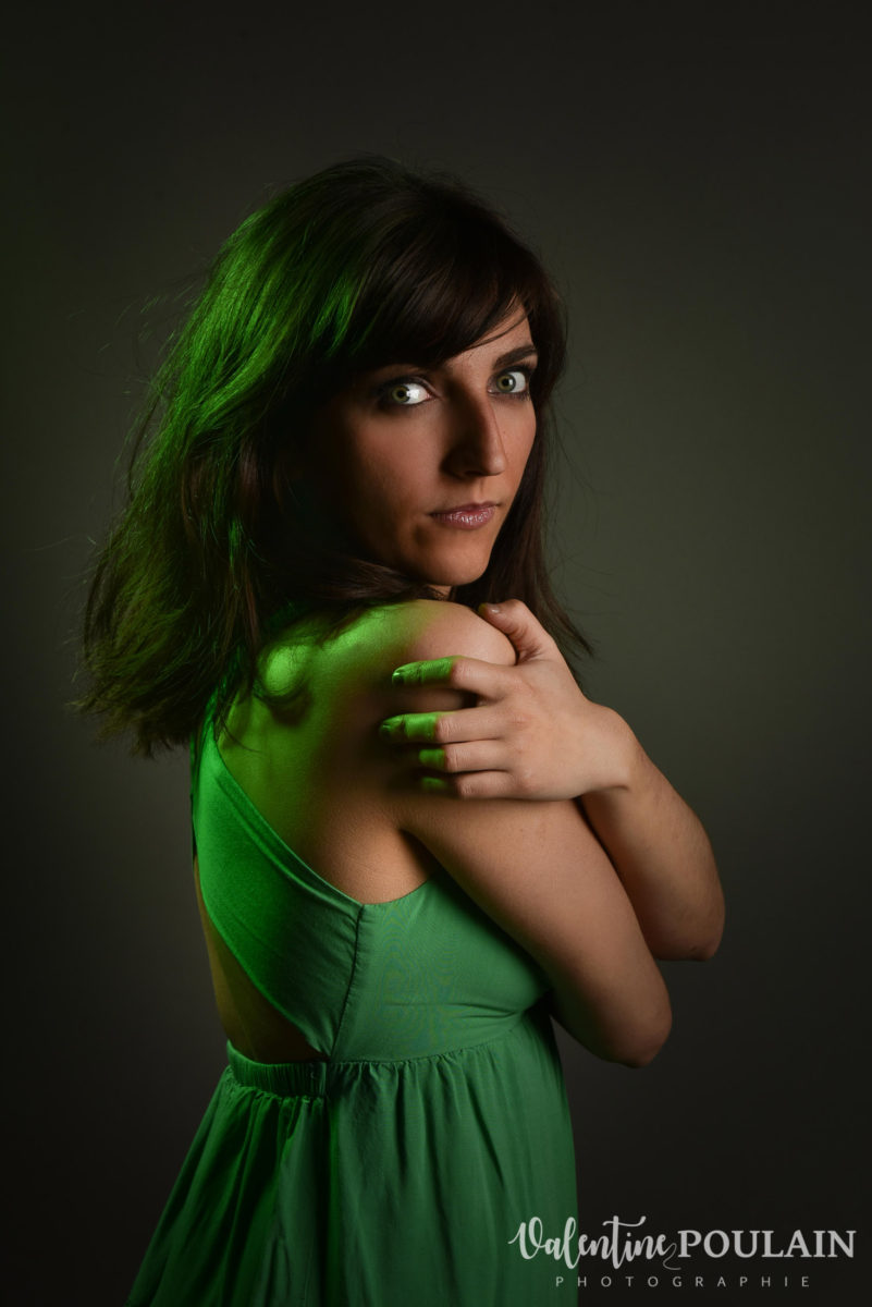Shooting portrait studio Anais vert - Valentine Poulain