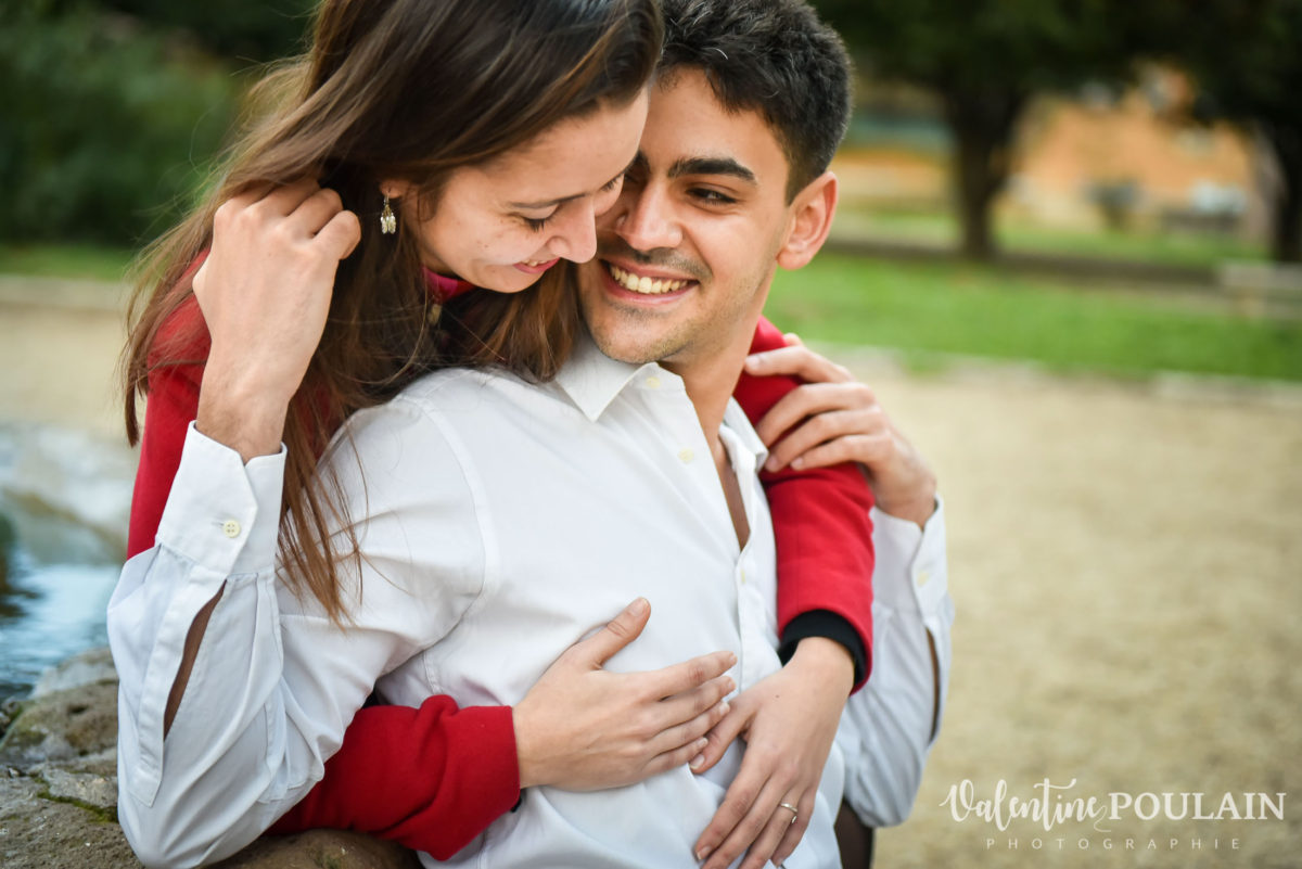 Shooting couple demande mariage Rome câlins