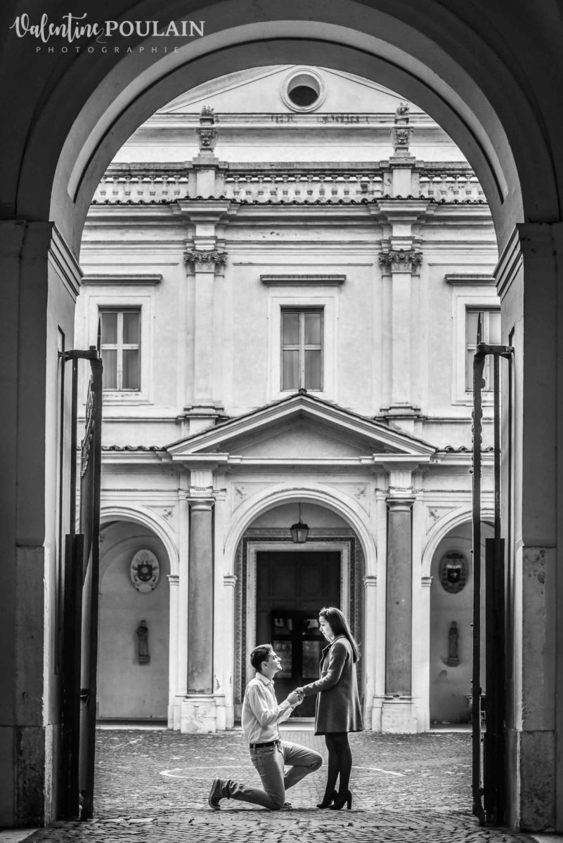 Shooting couple demande mariage Rome porte
