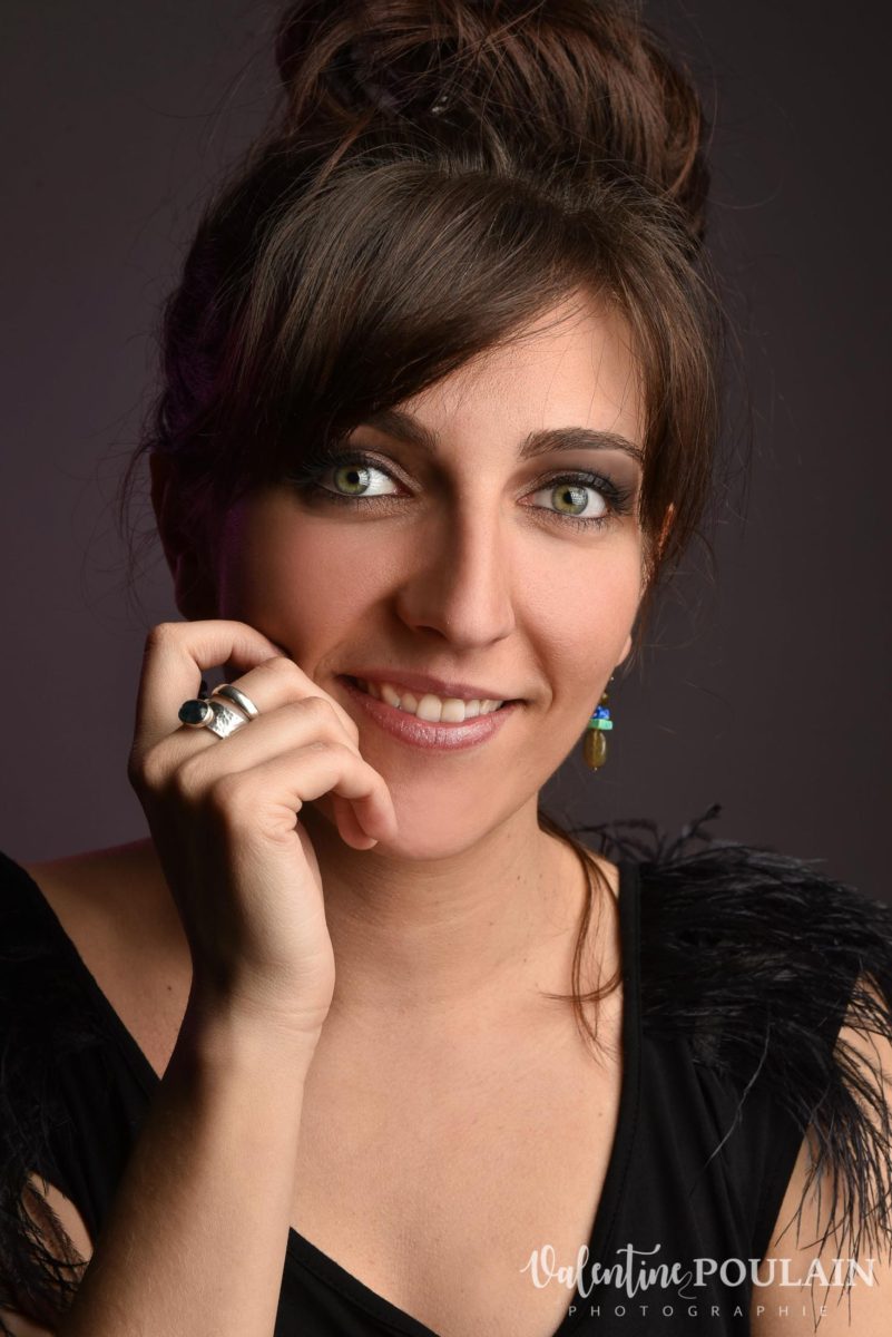 Shooting portrait studio Anais sourire - Valentine Poulain