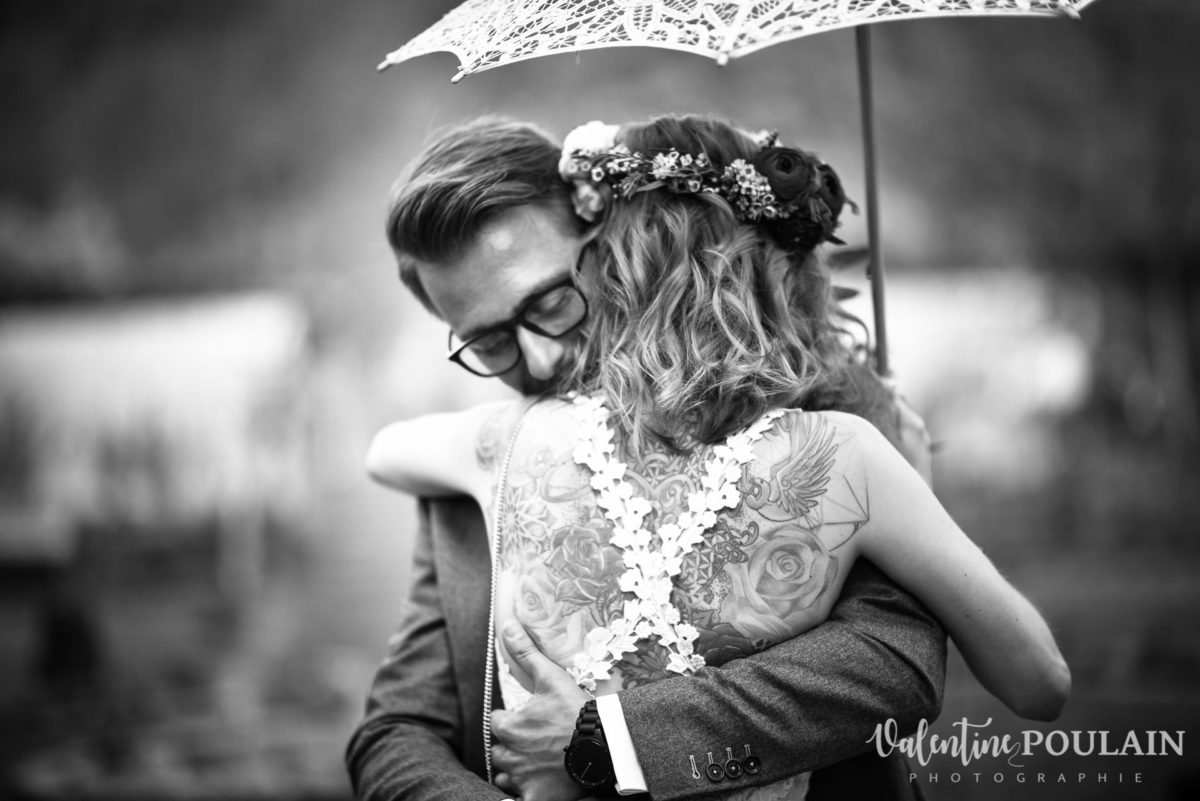 Mariage hippie funky - Valentine Poulain câlin