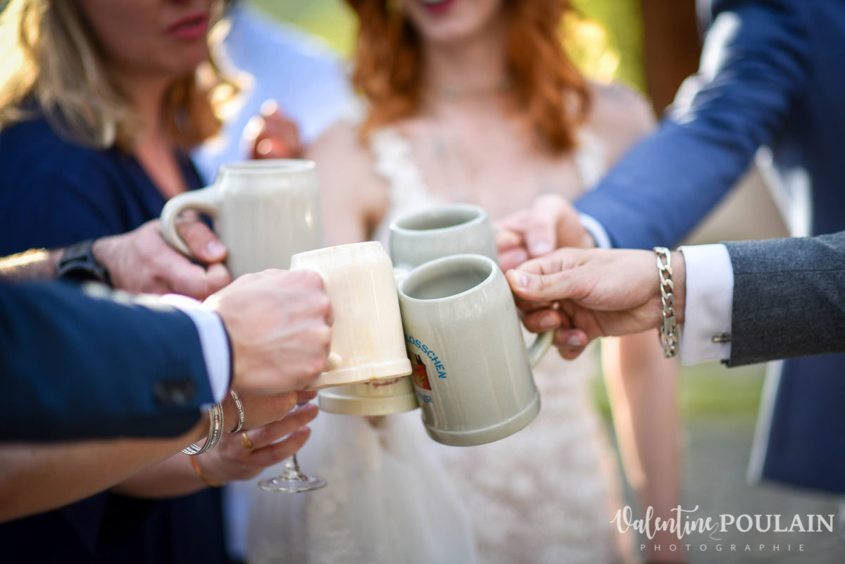 Mariage hippie funky - Valentine Poulain trinquer