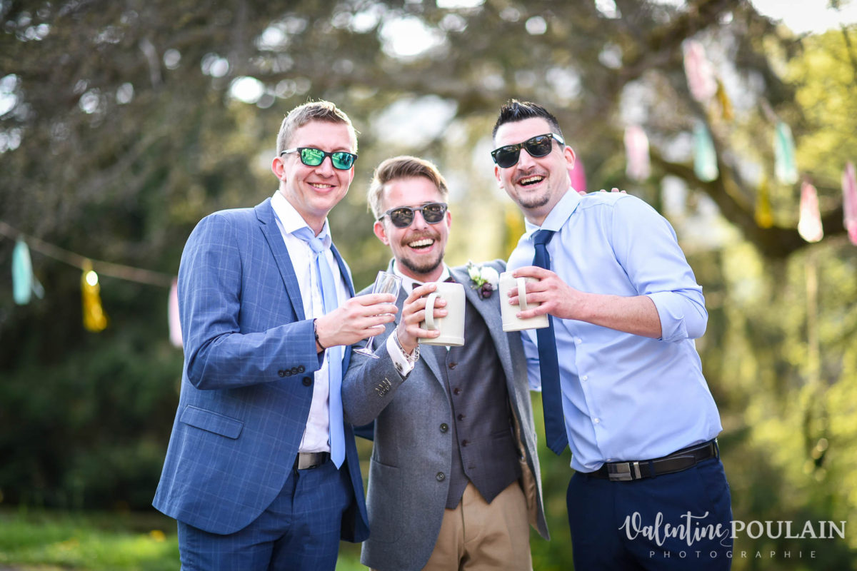 Mariage hippie funky - Valentine Poulain trinquent