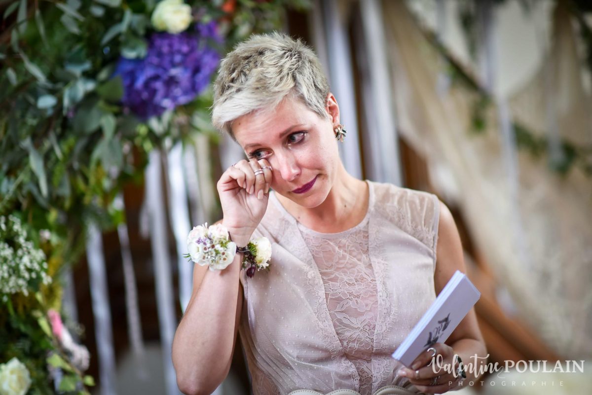 Mariage hippie funky - Valentine Poulain larme