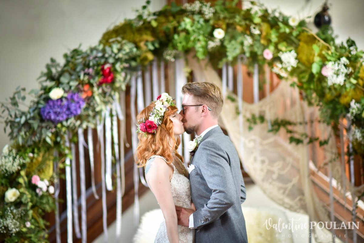 Mariage hippie funky - Valentine Poulain bisou
