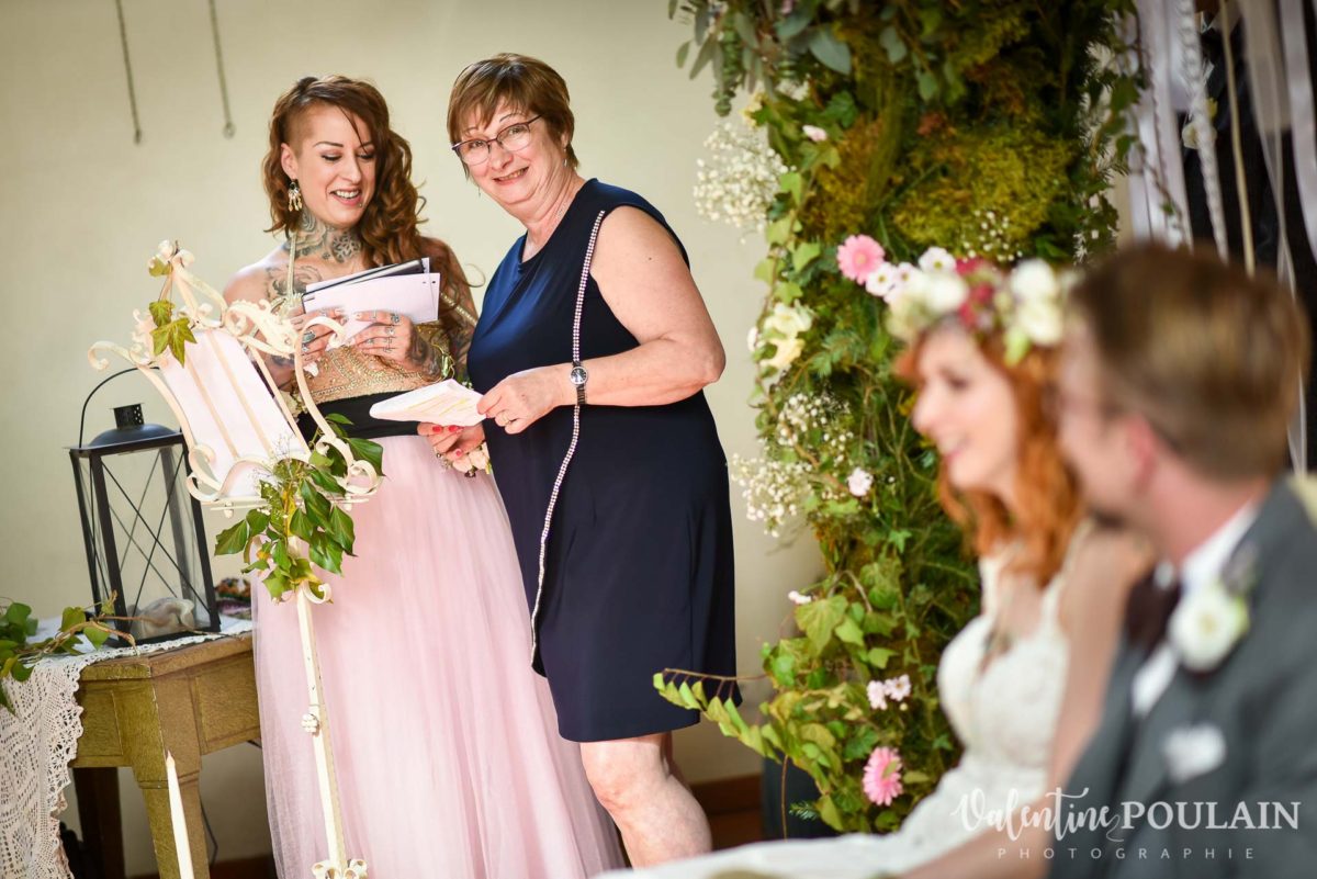 Mariage hippie funky - Valentine Poulain mère et soeur