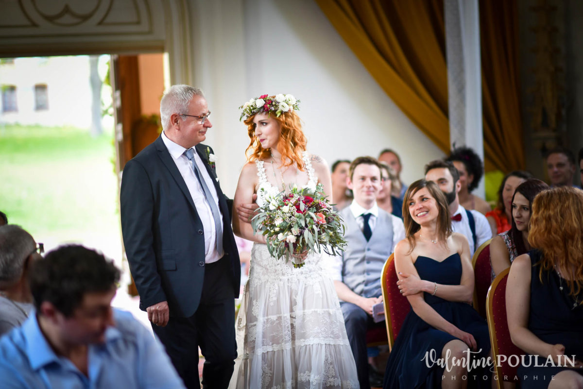 Mariage hippie funky - Valentine Poulain son entrée
