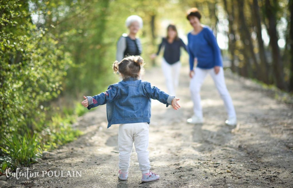Shooting famille 4 générations femmes câlins