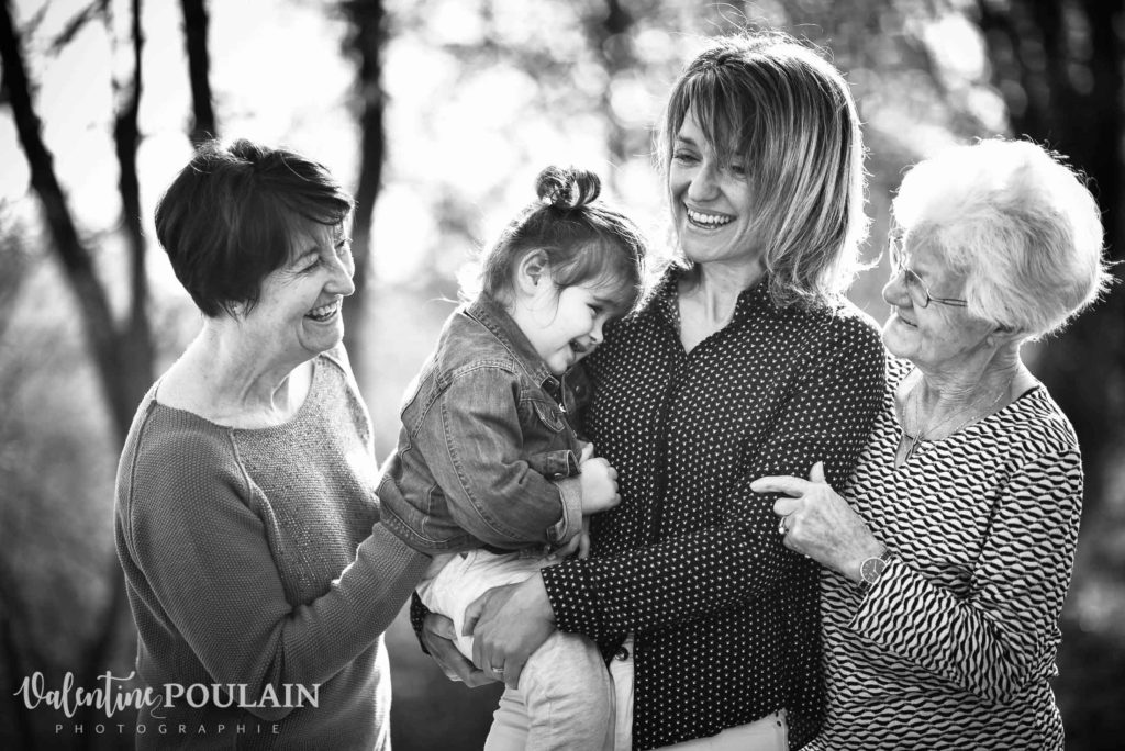 Shooting famille 4 générations femmes rires