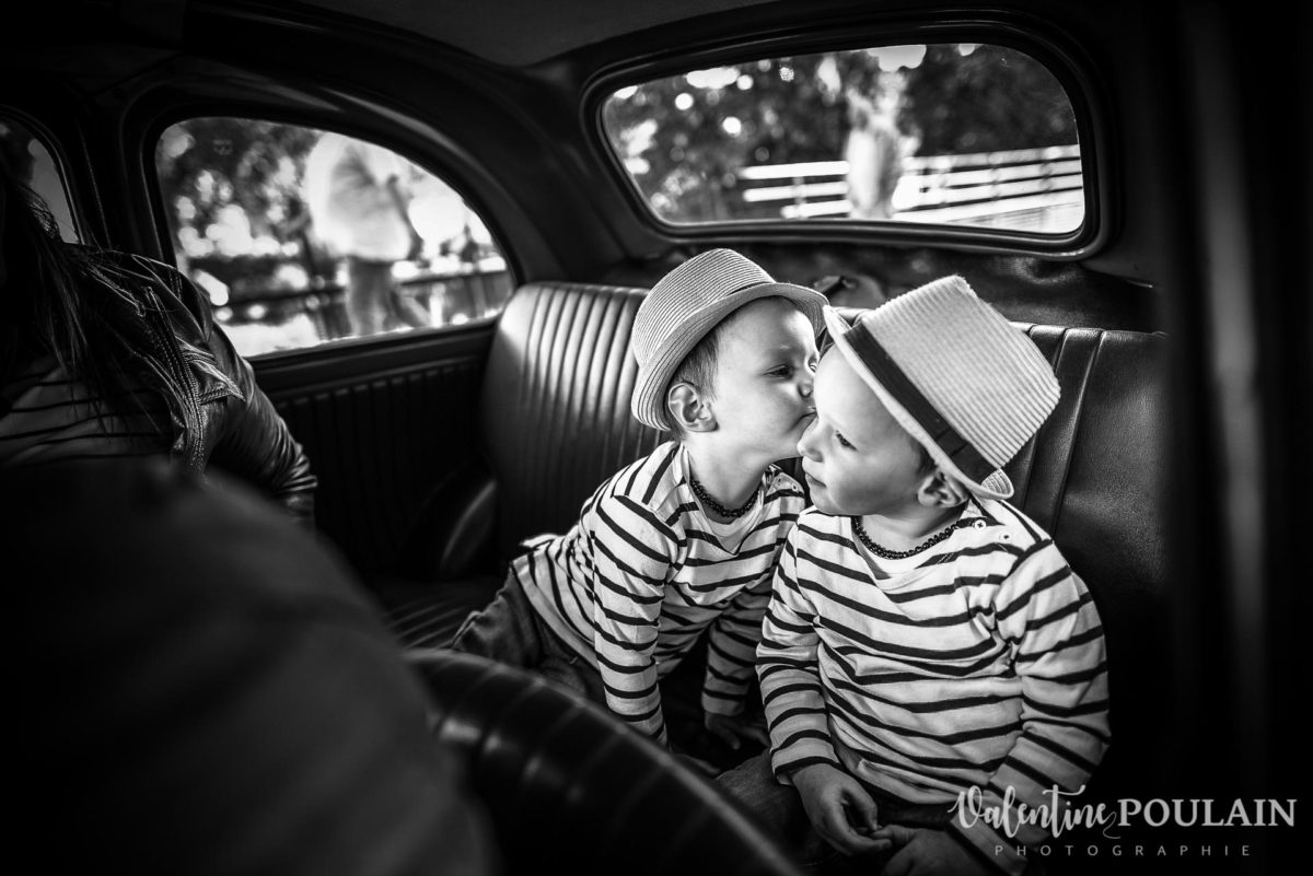 Shooting famille voiture ancienne fiat 500 bisous