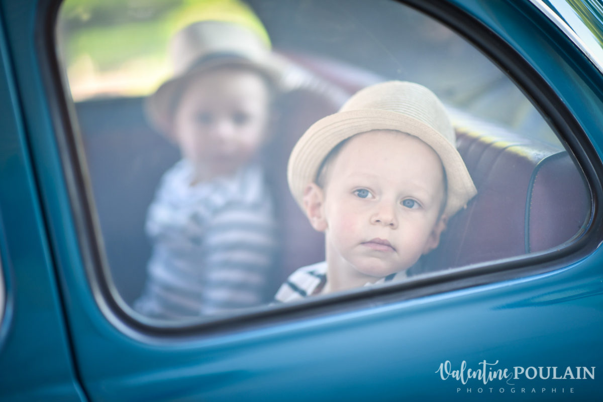 Shooting famille voiture ancienne fiat 500 enfant