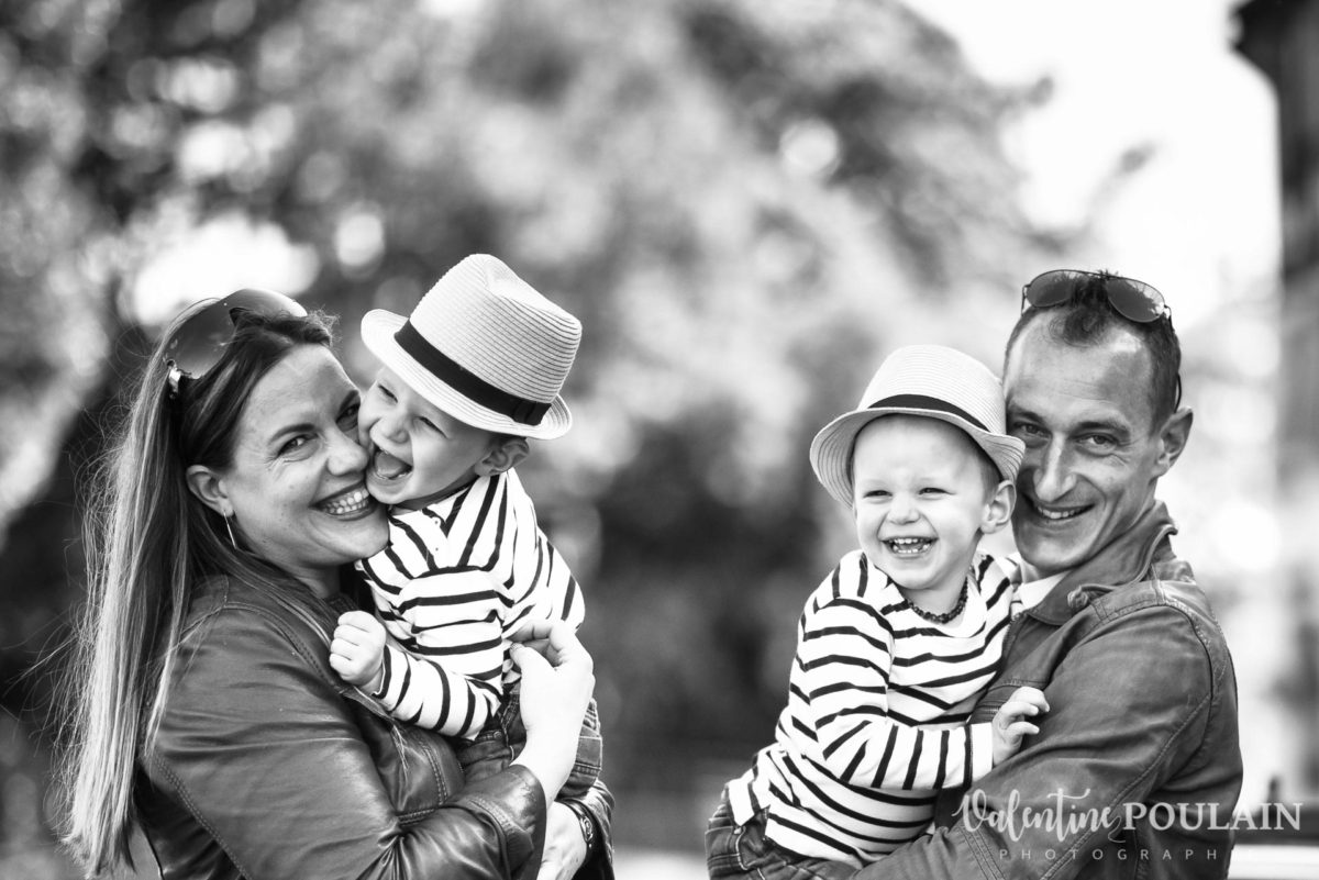 Shooting famille voiture ancienne fiat 500 N&B