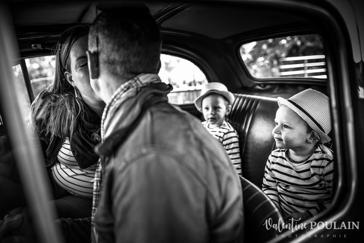 Shooting famille voiture ancienne fiat 500 regards