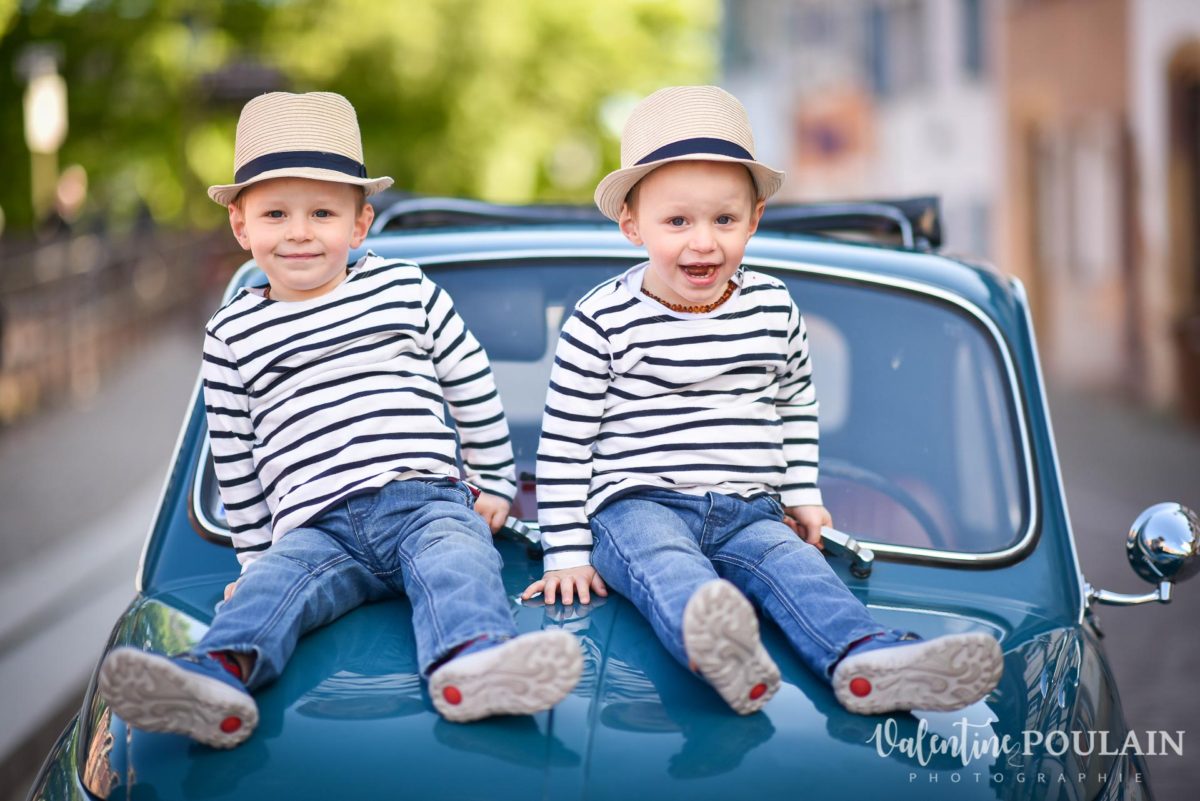 Shooting famille voiture ancienne fiat 500 jumeaux
