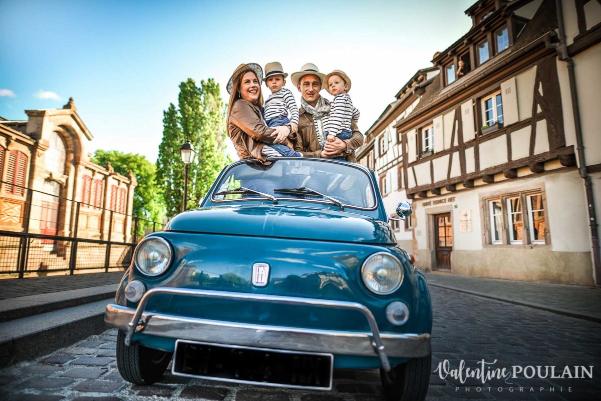 Shooting famille voiture ancienne fiat 500 toit