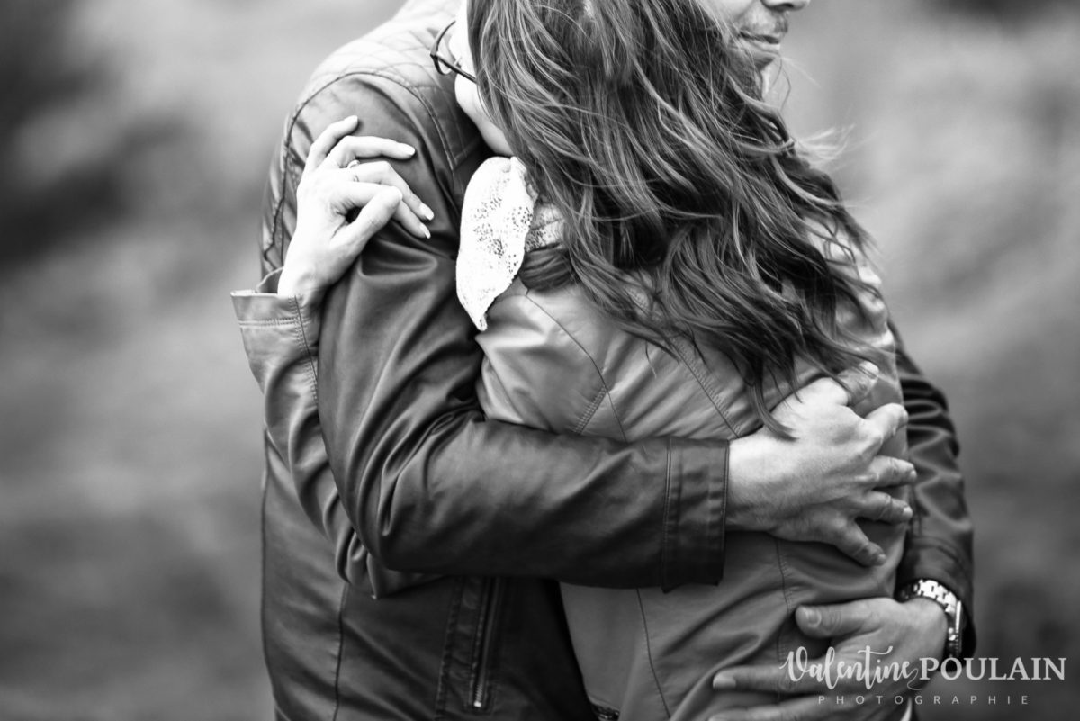 Shooting save the date montagne - Valentine Poulain câlin