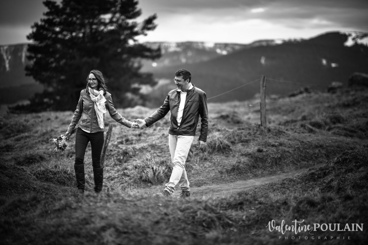 Shooting save the date montagne - Valentine Poulain marcher
