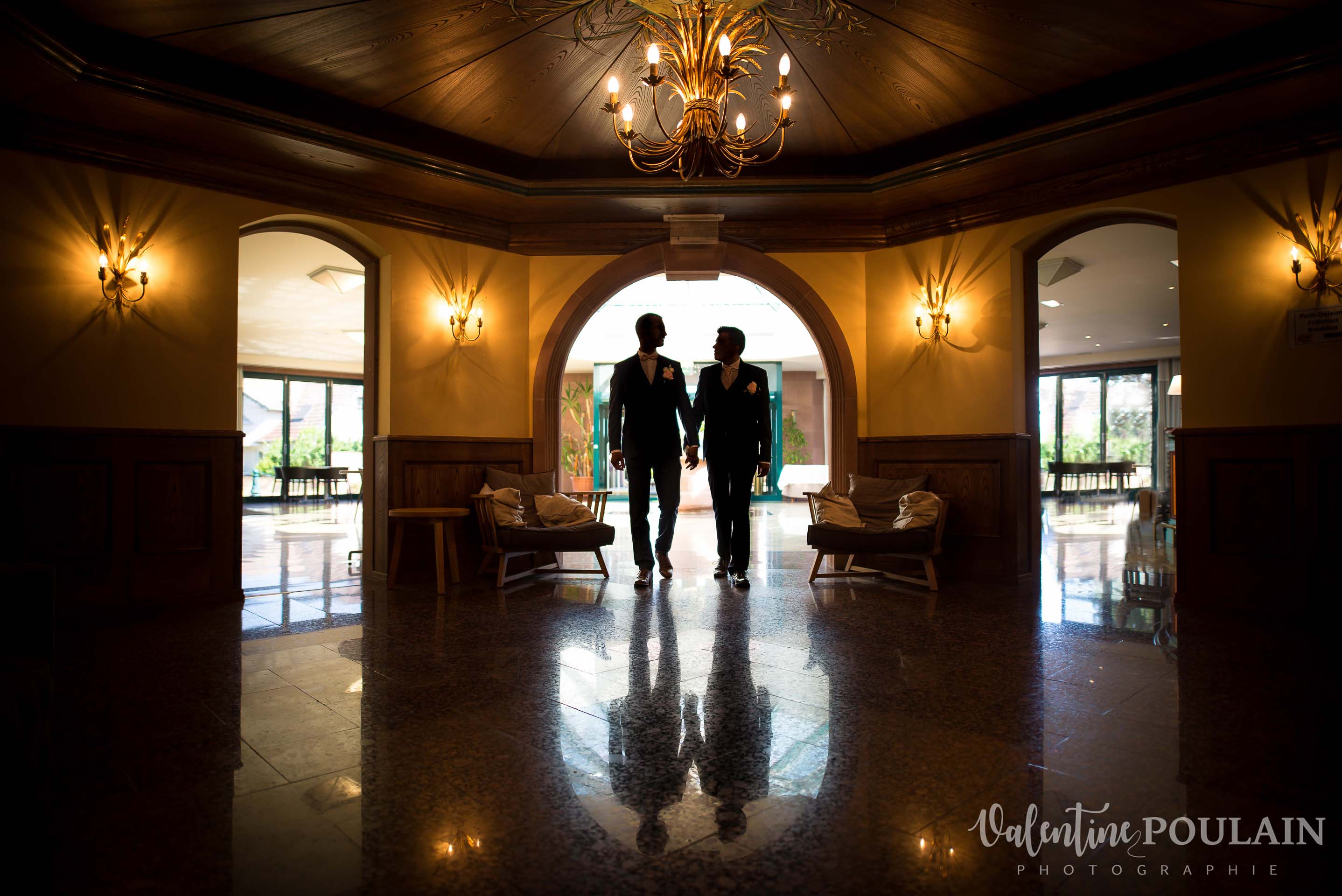 Il et il mariage couple homosexuel contre-jour