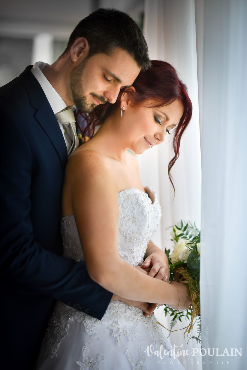 Mariage Mini rouge Fréland - Valentine Poulain fenêtre