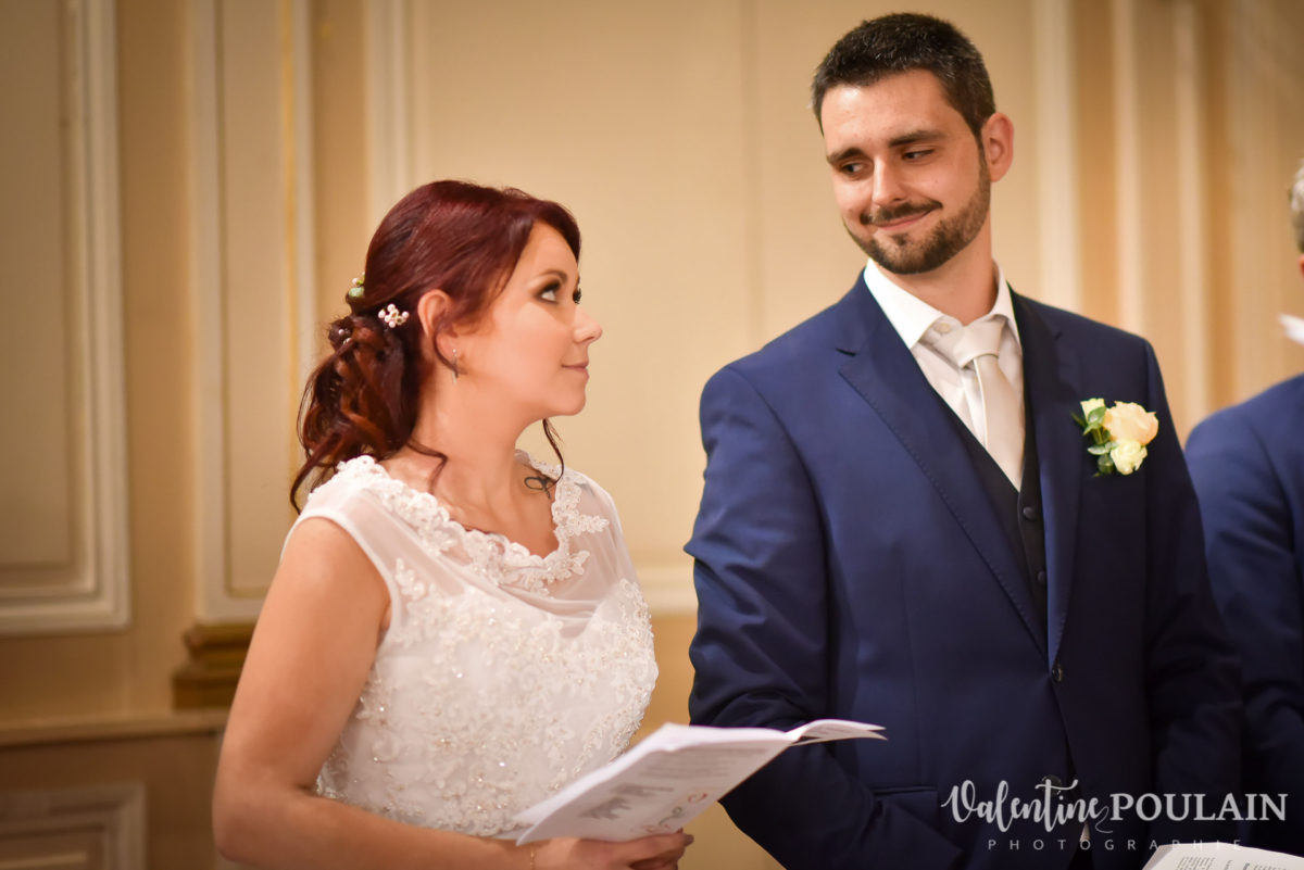 Mariage Mini rouge Fréland - Valentine Poulain regard