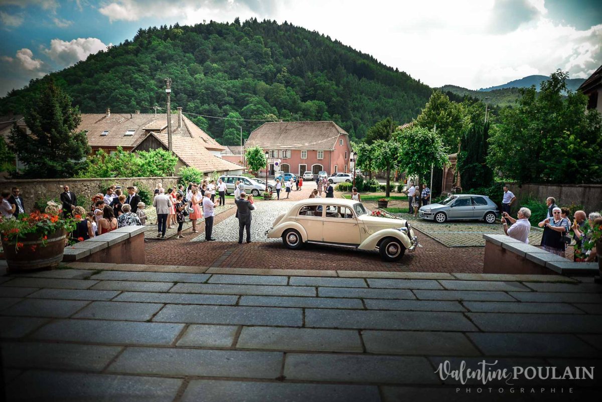 Mariage émotions famille église voiture - Valentine Poulain