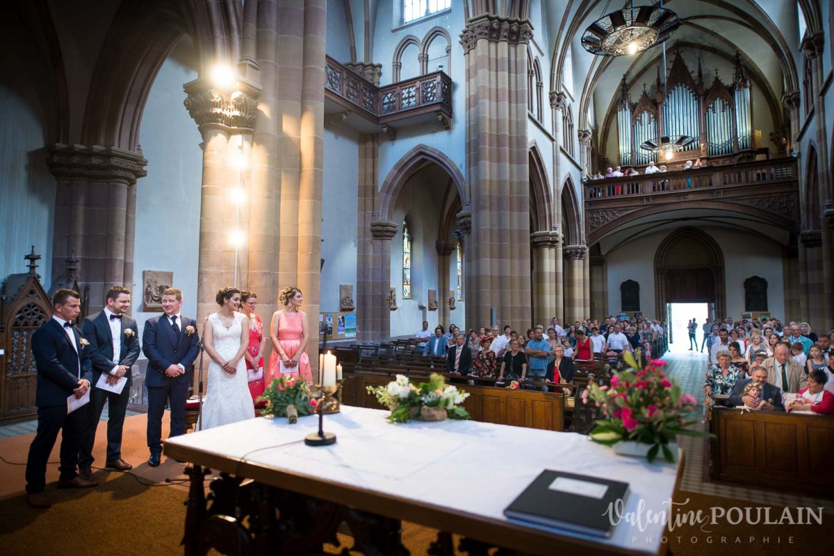 Mariage émotions famille église vue - Valentine Poulain