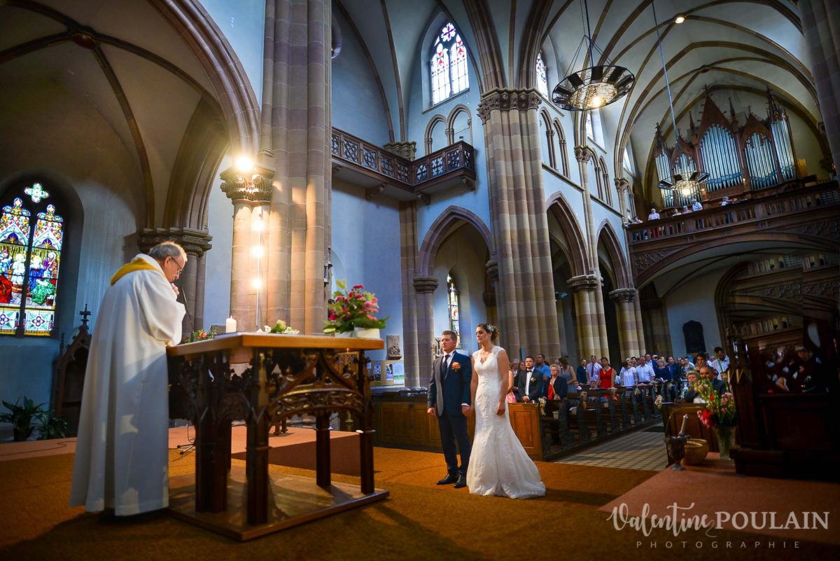Mariage émotions famille église - Valentine Poulain