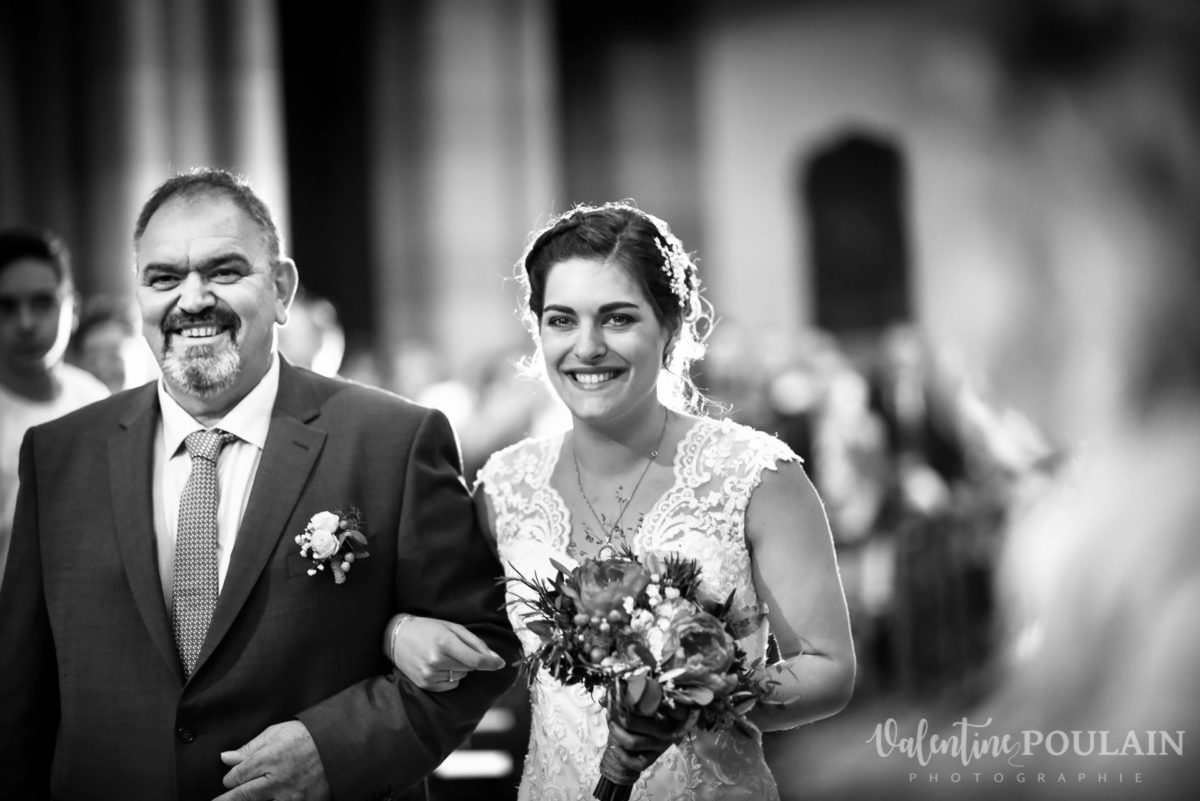 Mariage émotions famille entrée mariée - Valentine Poulain