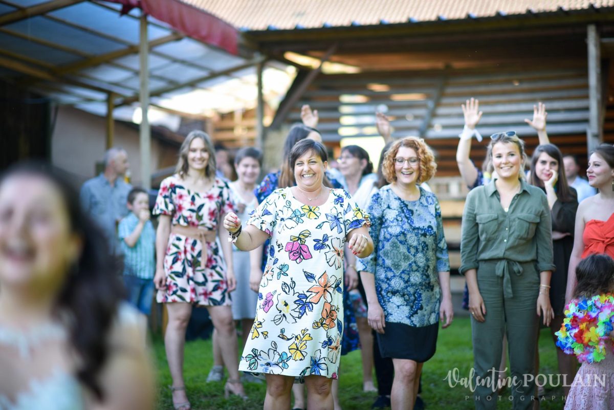 Mariage grange - Valentine Poulain lancer bouquet