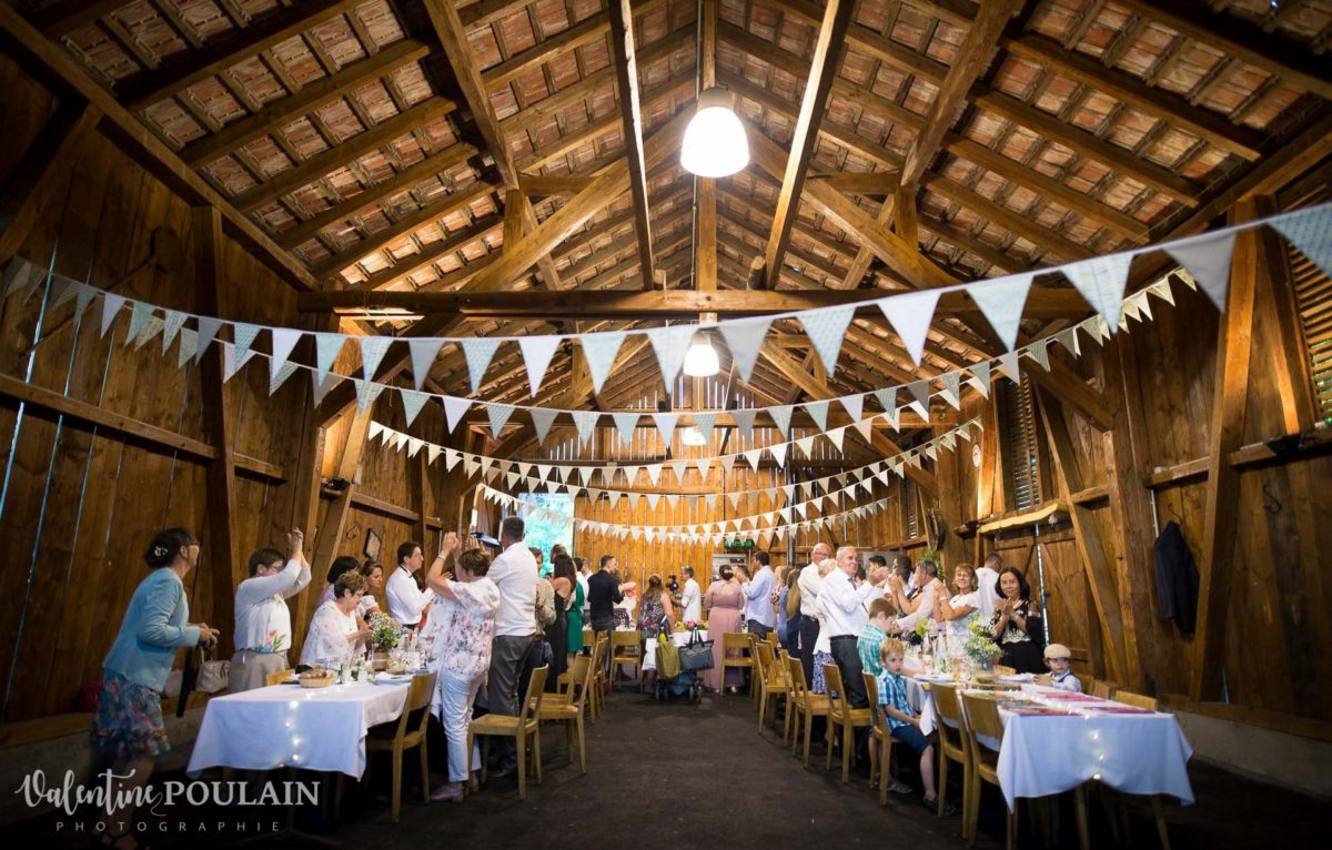 Mariage grange repas invités