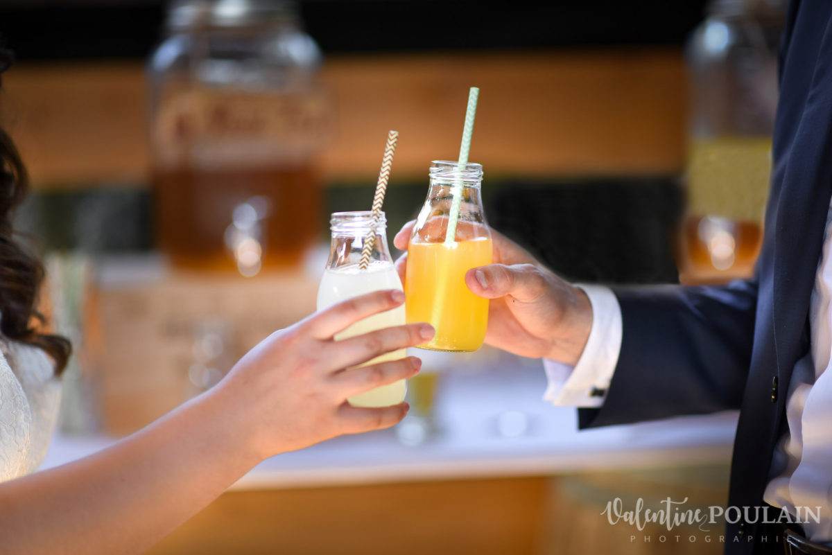 Mariage grange trinquer jus - Valentine Poulain