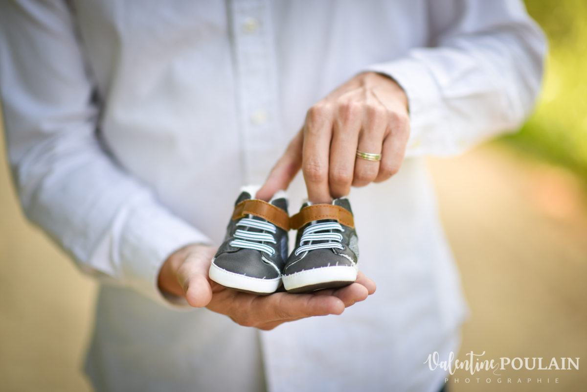 Séance photo grossesse couleurs été chaussures