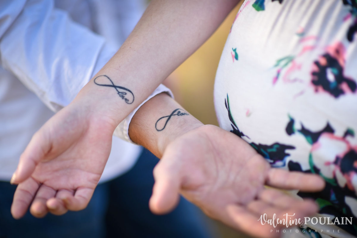 Séance photo grossesse couleurs été mains