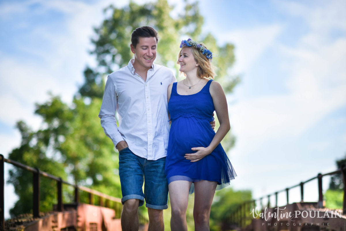 Séance photo grossesse couleurs été marcher
