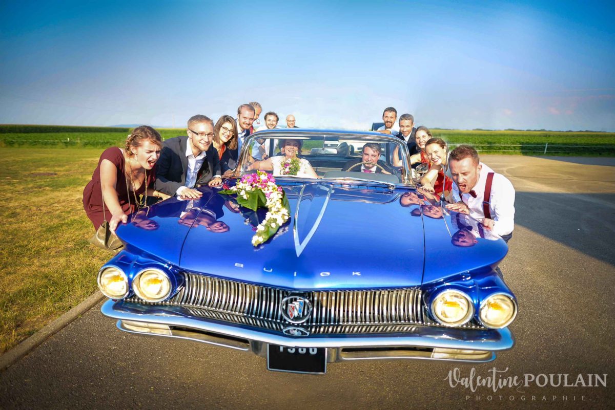 Mariage joyeux vert rose voiture - Valentine Poulain