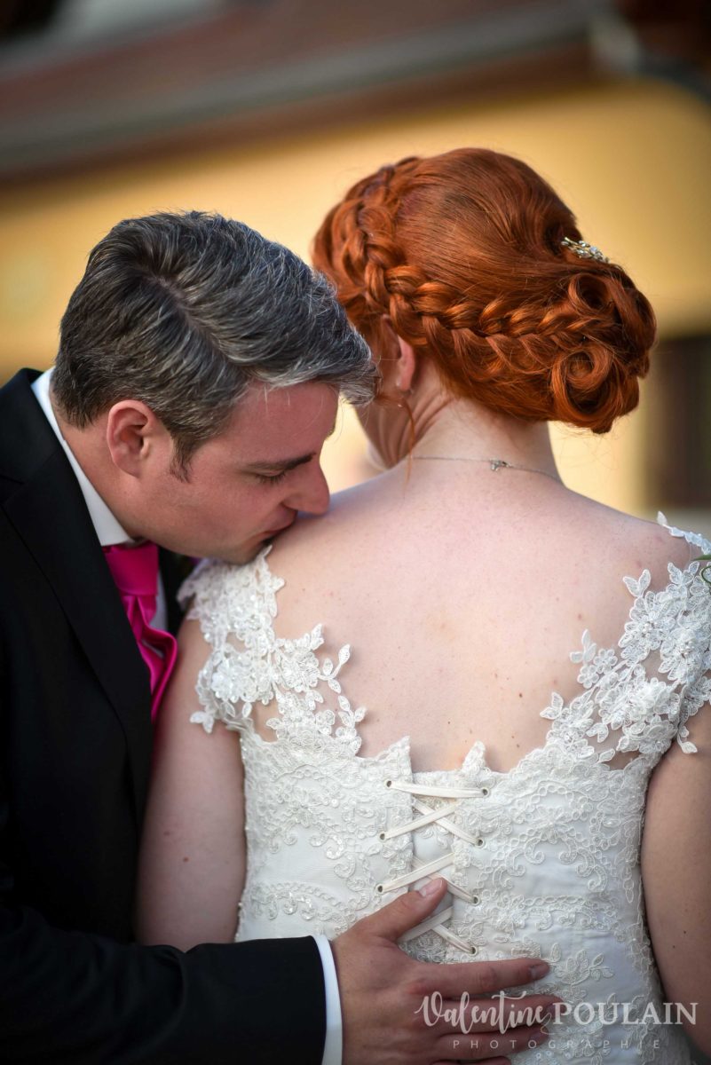 Mariage joyeux vert rose table couple - Valentine Poulain