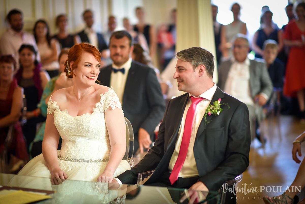 Mariage joyeux vert rose regard - Valentine Poulain