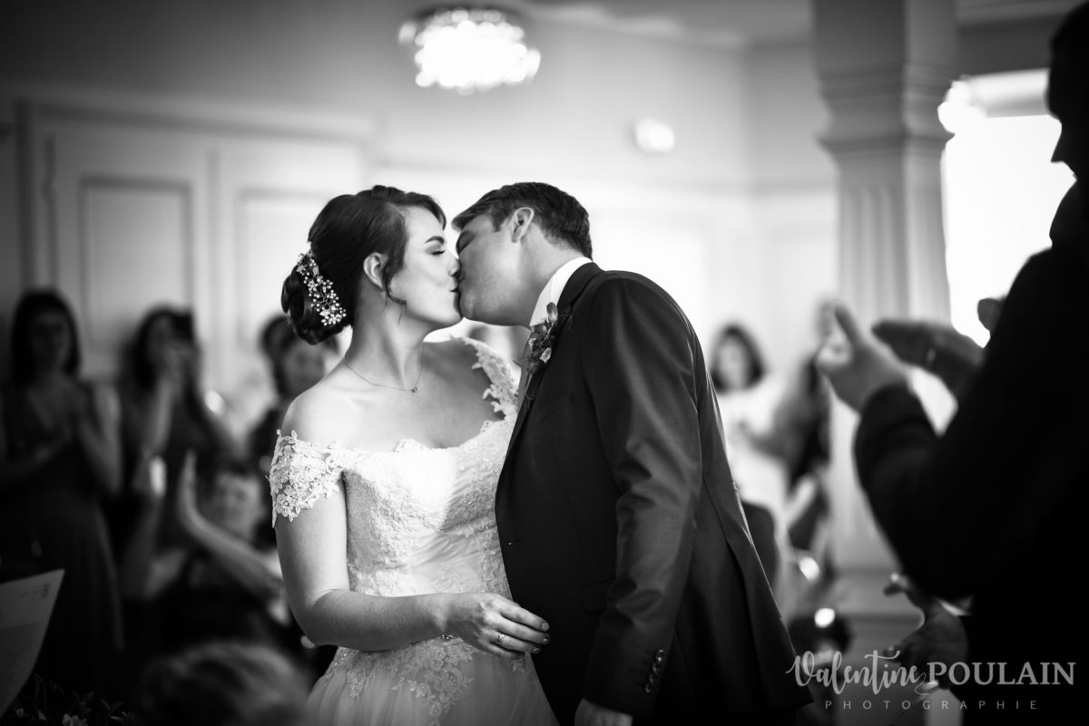 Mariage joyeux vert rose baiser - Valentine Poulain