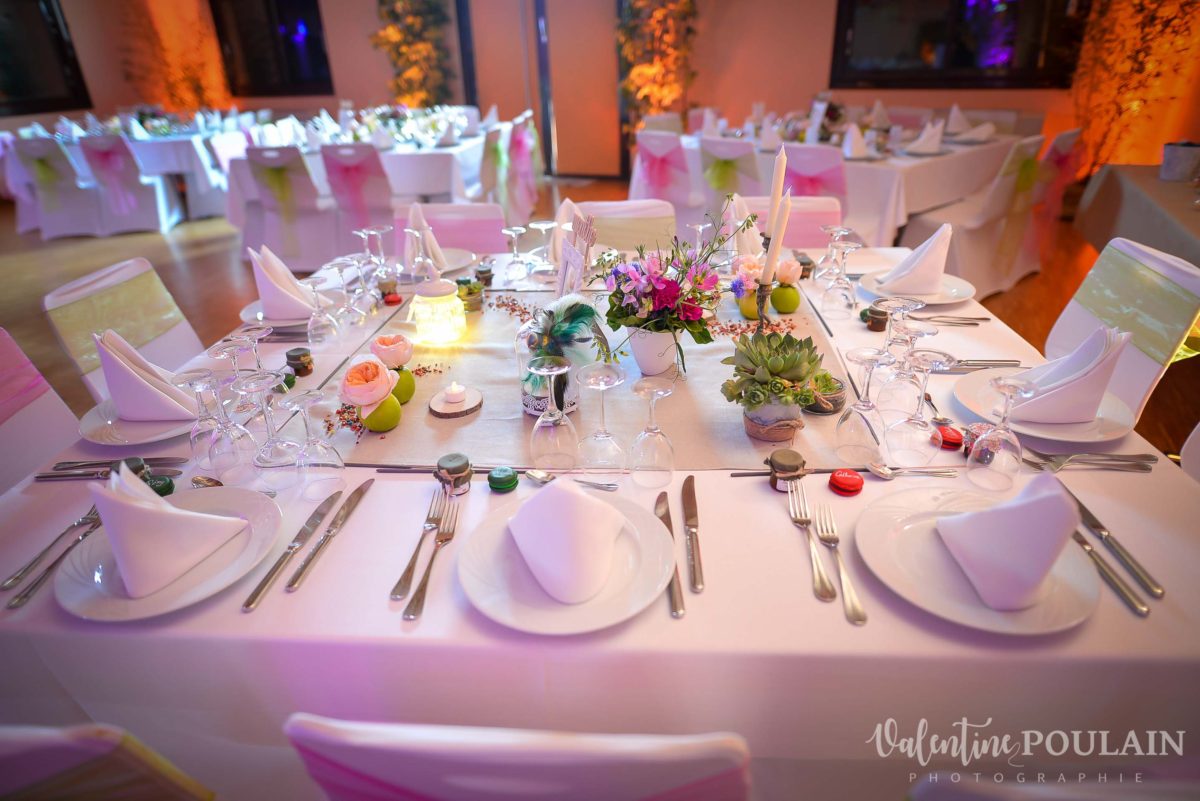 Mariage joyeux vert rose table - Valentine Poulain