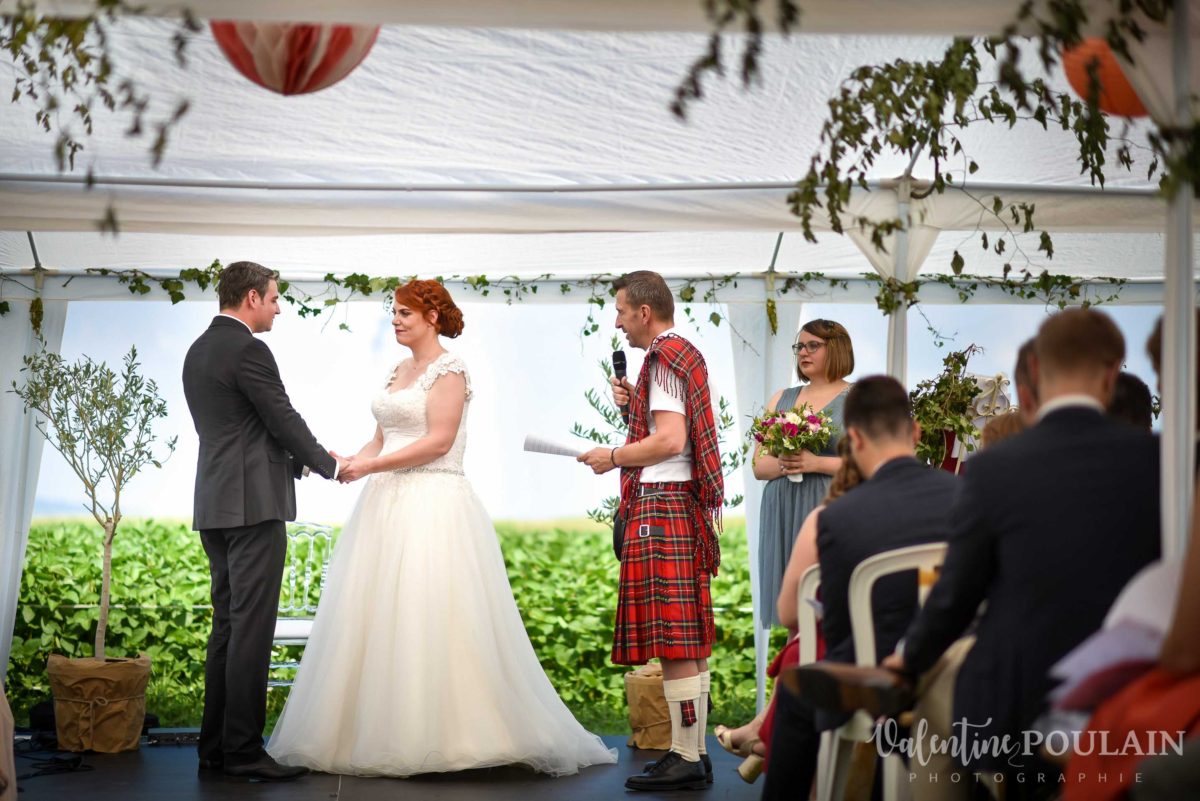 Mariage joyeux vert rose laïque - Valentine Poulain