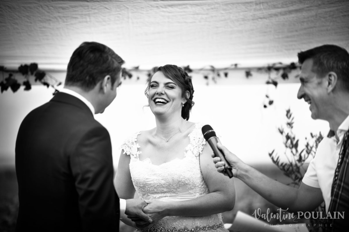 Mariage joyeux vert rose mains - Valentine Poulain