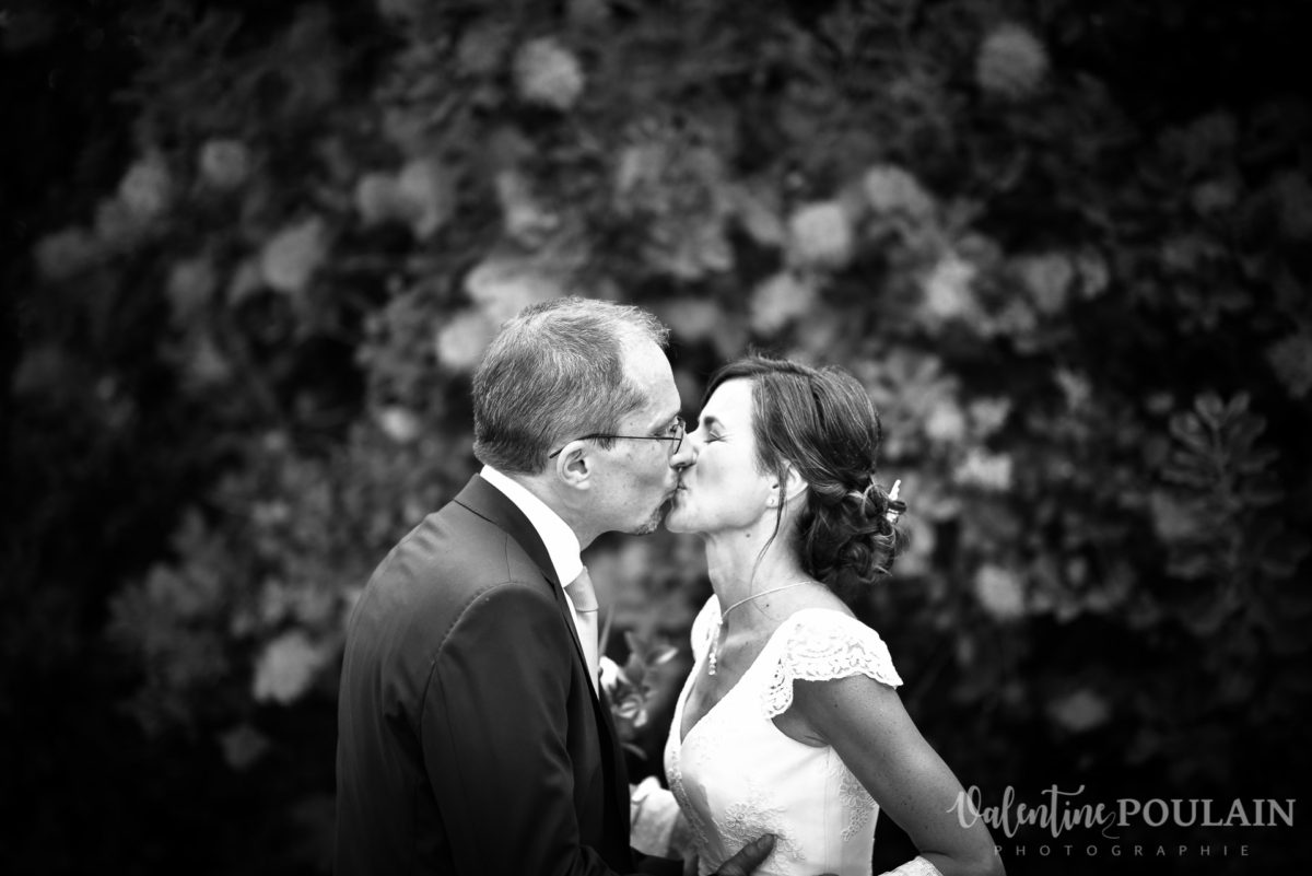 Mariage musée papier peint - Valentine Poulain bisou