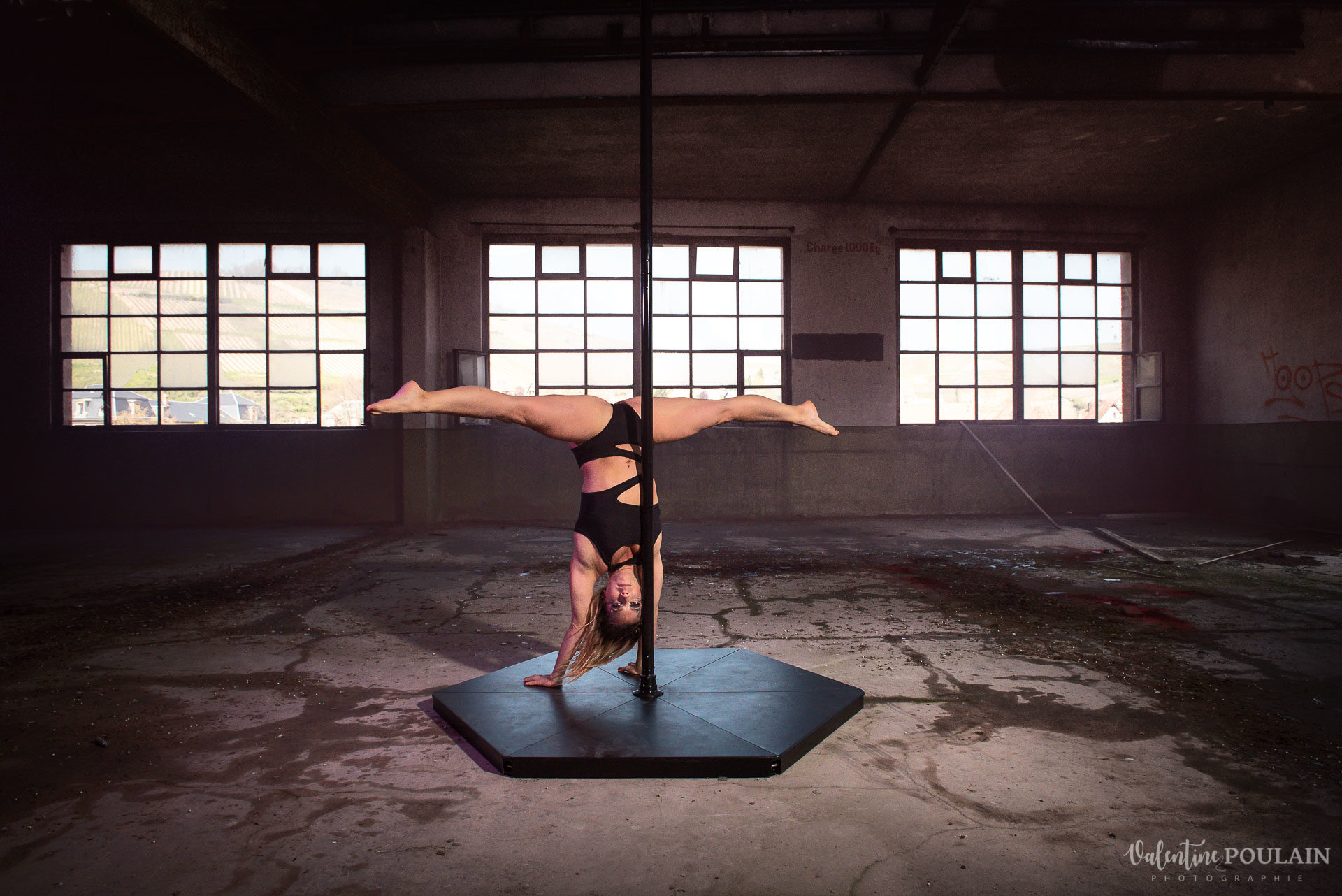 Shooting Pole Dance gymnastique - Valentine Poulain handstand