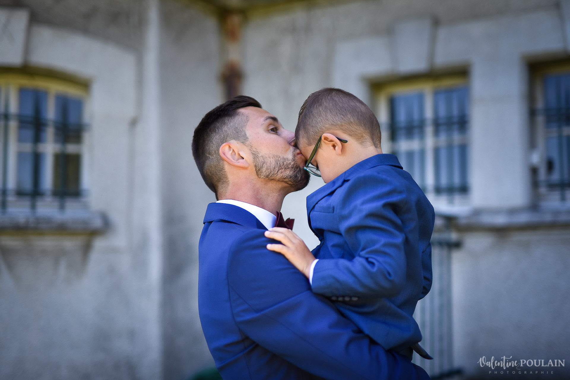 Mariage fun Petit Wettolsheim - Valentine Poulain bisou fils