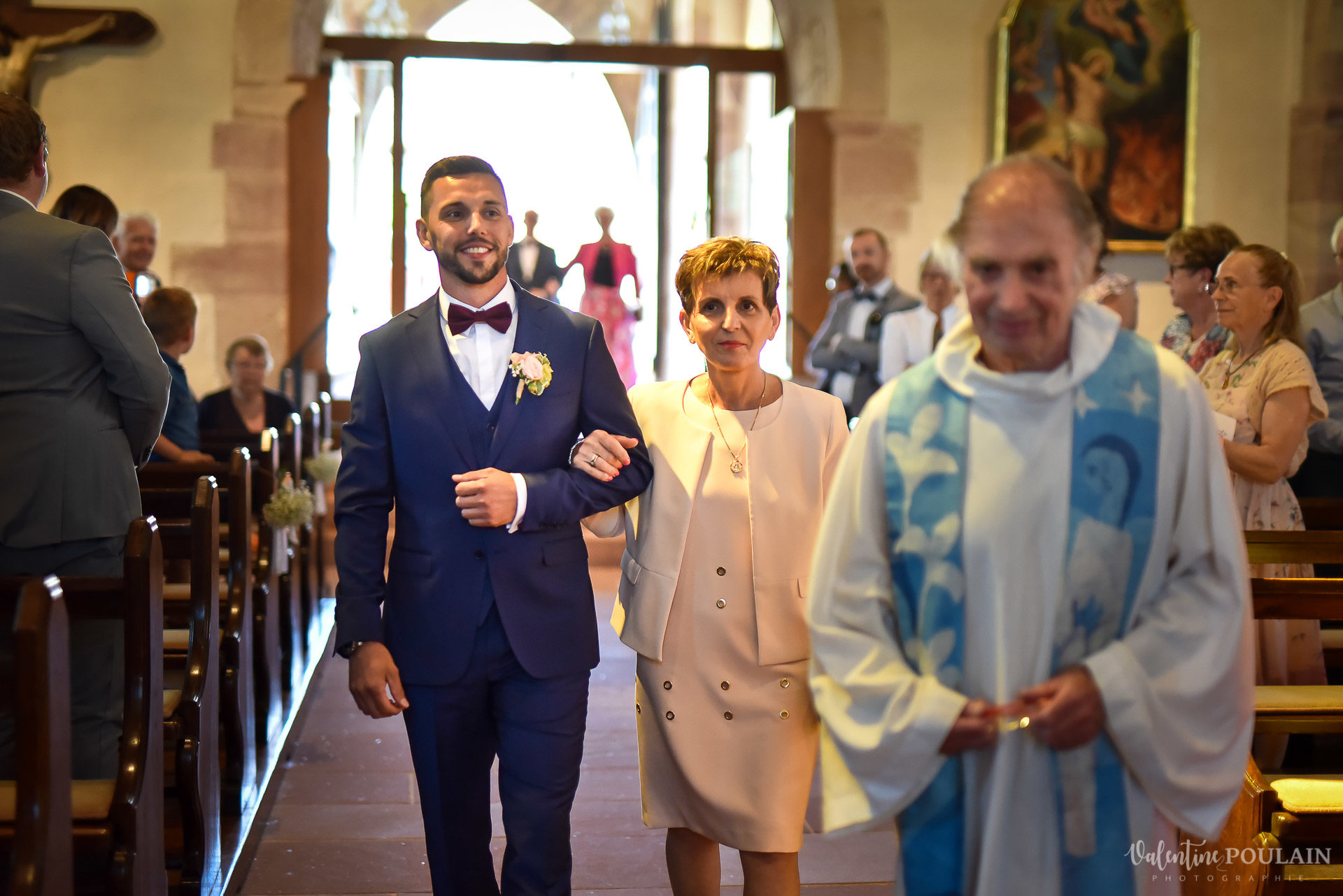 Mariage fun Petit Wettolsheim - Valentine Poulain entrée église