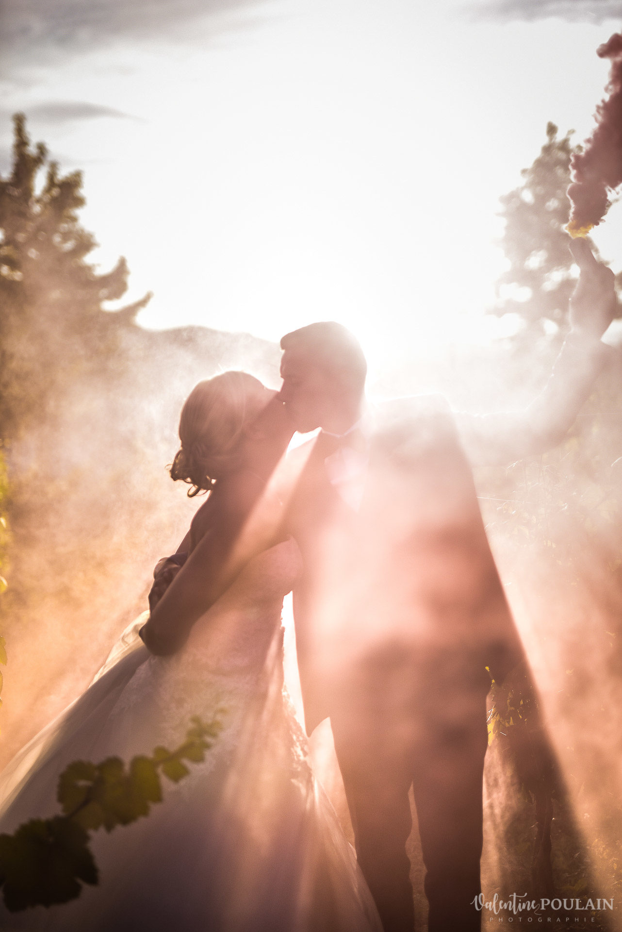 Mariage fun Petit Wettolsheim - Valentine Poulain sunset smoke bomb