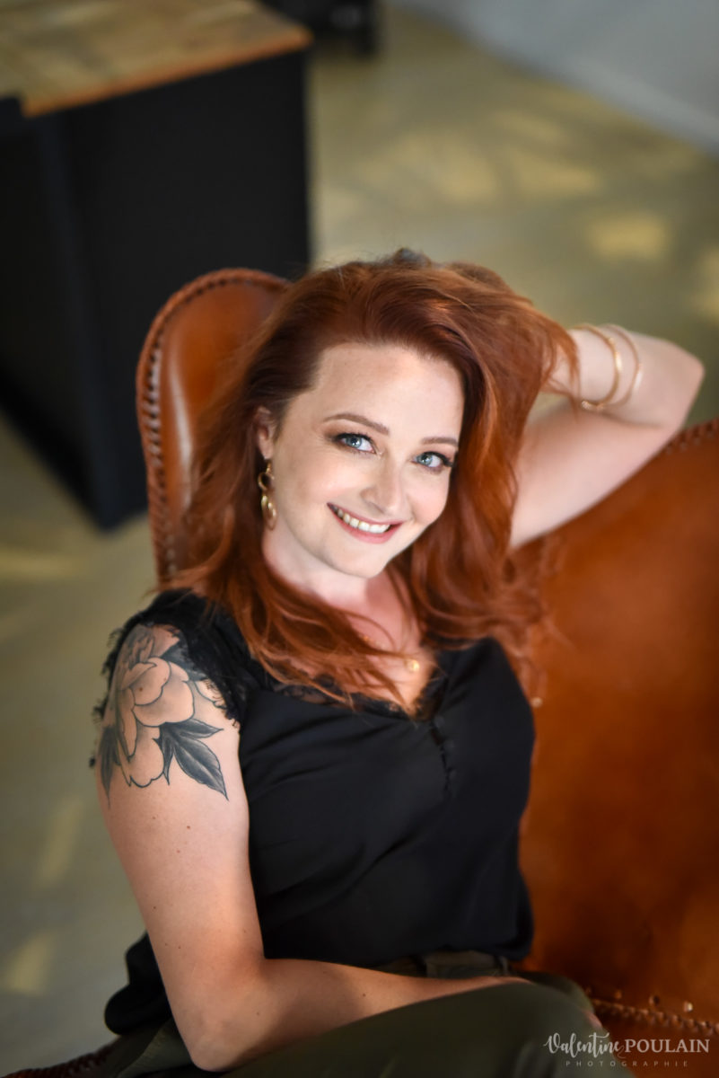 Shooting Portrait femme Michaelle - Valentine Poulain assise