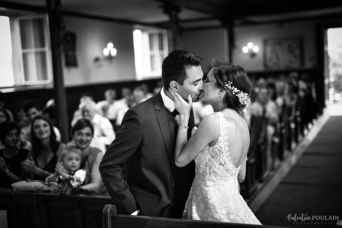 Mariage romantique Domaine Beaupré - Valentine Poulain baiser