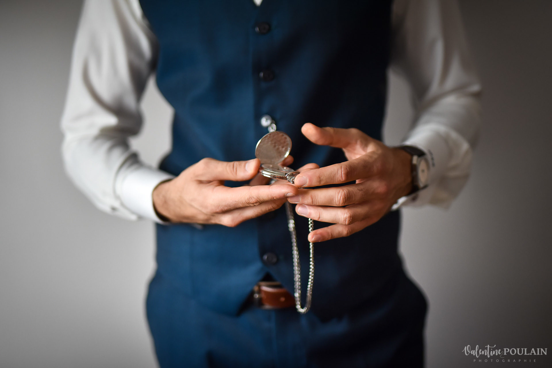 Mariage lieu insolite Paris -Valentine Poulain préparatif hommes montre gousset